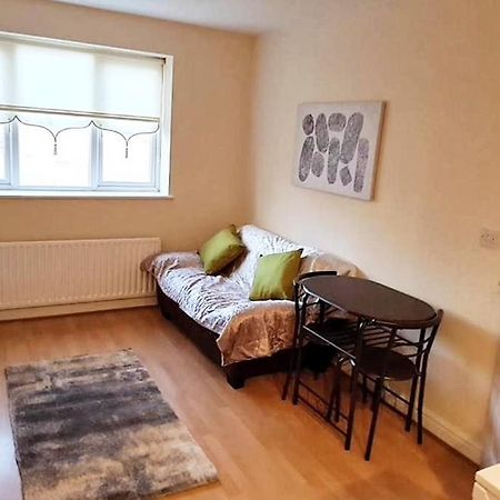 Pinfold Court Apartments Knowsley Ngoại thất bức ảnh